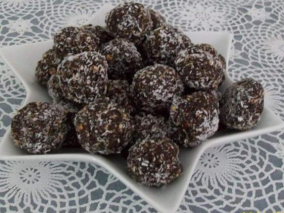 Sugar Free Date and Cashew Kisses