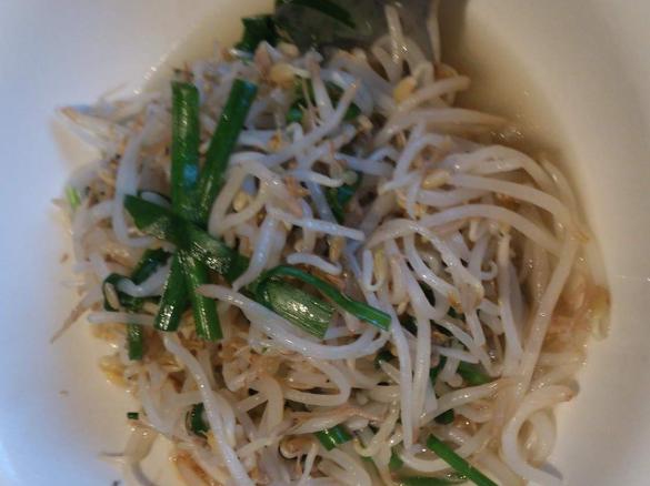 Quick vegetable stir fry: bean sprouts