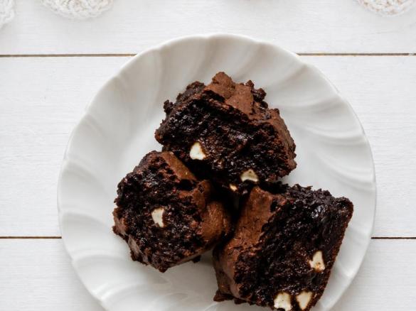 White choc-chip brownies