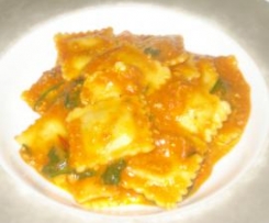 Spinach & Ricotta Ravioli in Fresh Pasta Sauce