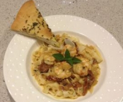Fettuccine with Prawns, cream and sundried tomatoes
