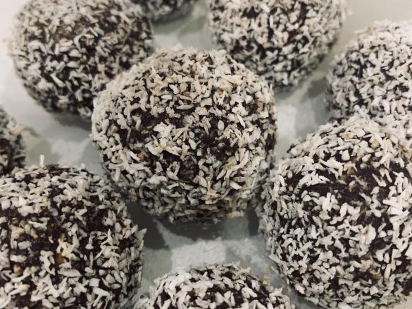 Aileens Cacao Nut Balls