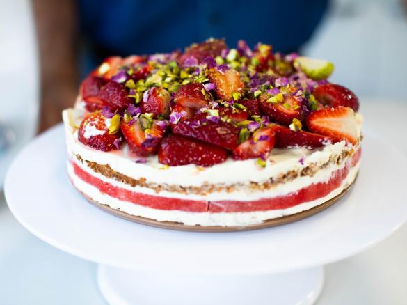 Strawberry and watermelon cake with vanilla cream (recipe by Nico Moretti)