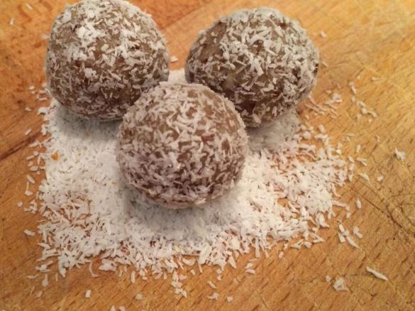 Lunchbox Friendly Apricot and Coconut Balls