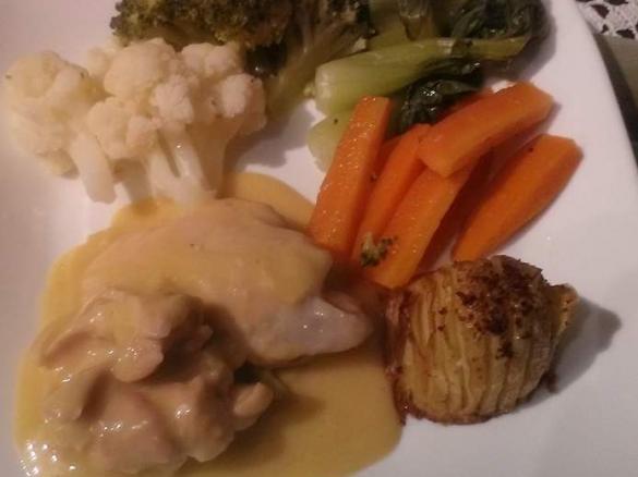 Chicken in Port Sauce with hasselback potatoes and steamed vegies