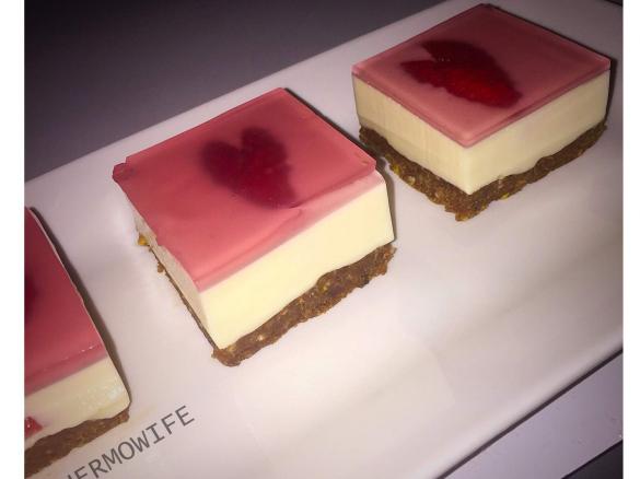 STRAWBERRY JELLY CHEESECAKE