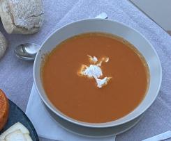 Sopa de tomate com ovo escalfado