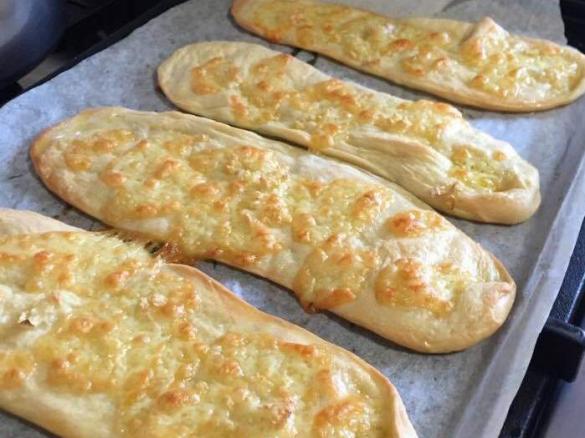 Garlic cheesy naan