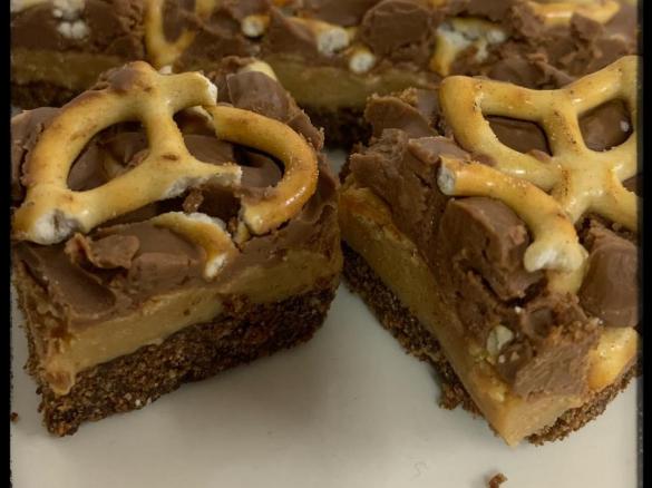 Chocolate Peanut Butter & Pretzel Slice