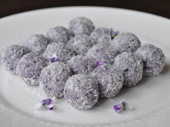 LCHF Blueberry Cheesecake Bliss Balls