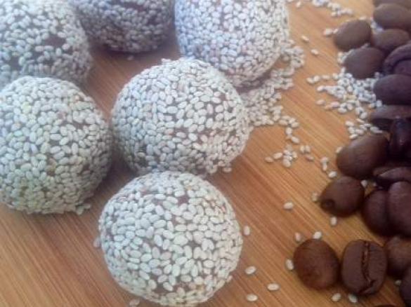 RAW COFFEE & CACAO BALLS