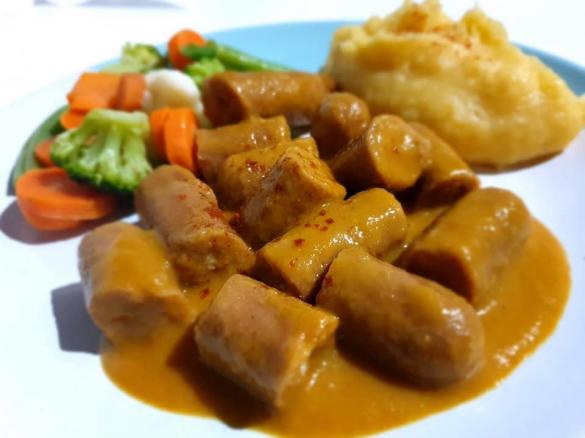 All in One Curried Sausages, Mash & Vegies with VEGAN option