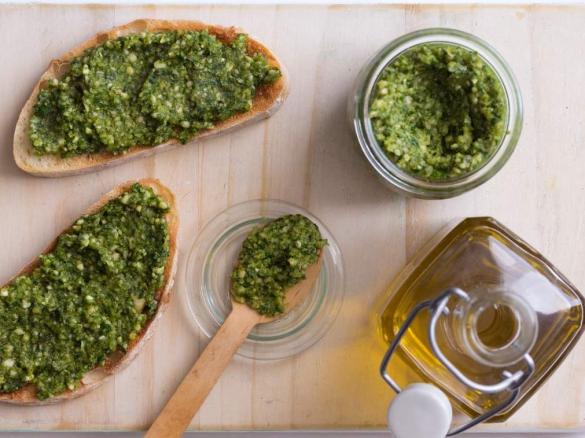 Chunky basil pesto dip