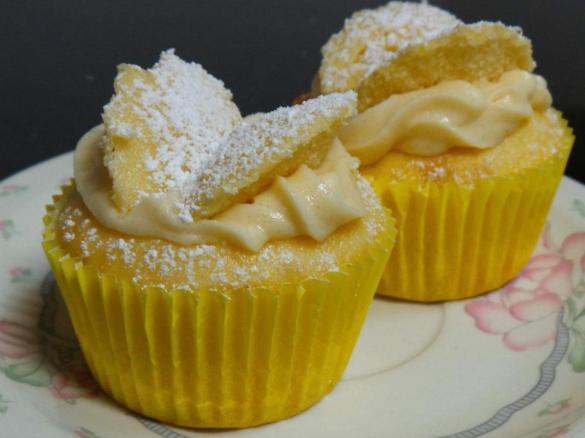 HUNTERS Lemon Cream Cheese Angel Cupcakes
