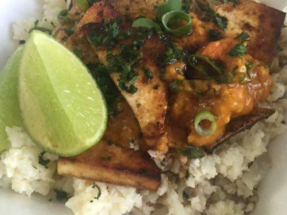 Garlic cauliflower rice with lemongrass coconut curry and tofu 