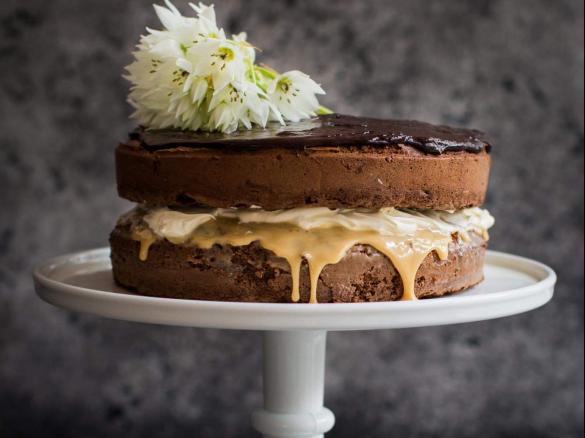 Gluten Free CHOCOLATE SPONGE CAKE WITH DULCE DE LECHE 