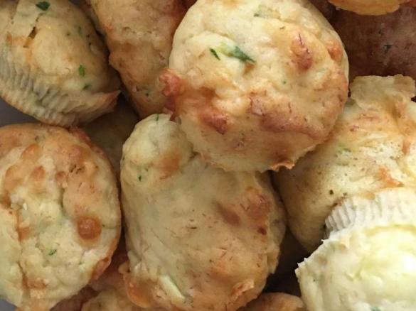Cheesy Bacon, zucchini mini muffins 