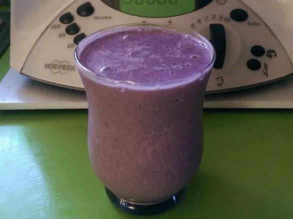 3 Step Morning banana & berry smoothie on the run