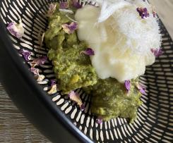 Pistachio mafrouke with clotted cream