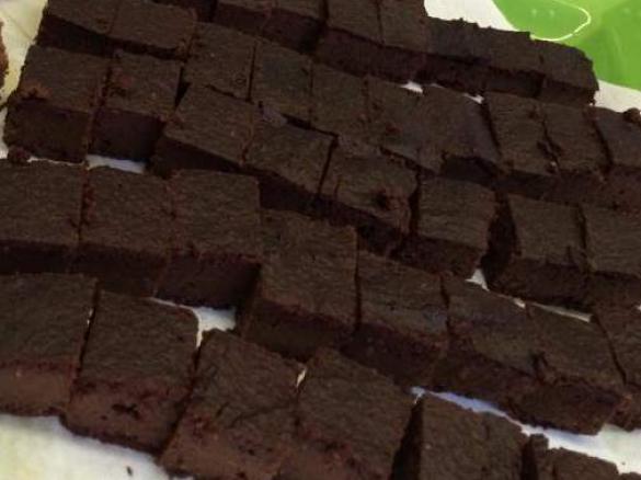 Flourless Sugar-Free Dark Chocolate Cherry Brownies