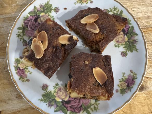 Marians Date and Macadamia Slice (NO cane sugar)