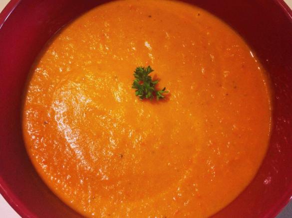 Roasted capsicum and tomato soup