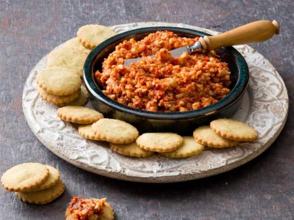 Capsicum and sun-dried tomato dip