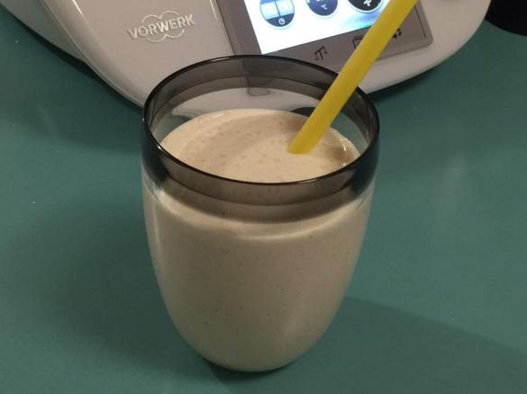 Banana & macadamia smoothie 