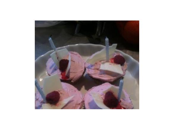 White chocolate & raspberry cup cakes