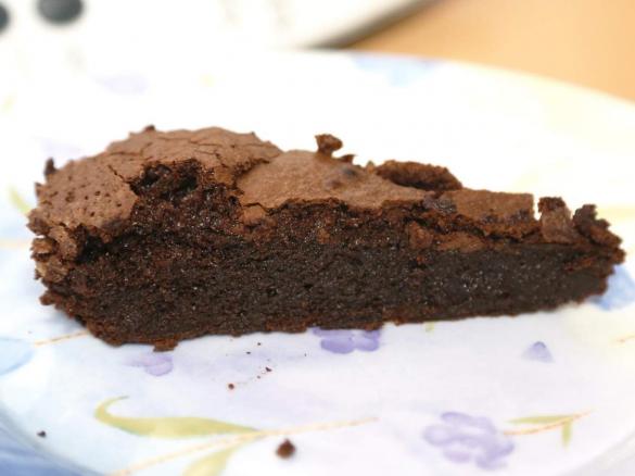 Low FODMAP Gluten Free Gooey Chocolate Cake