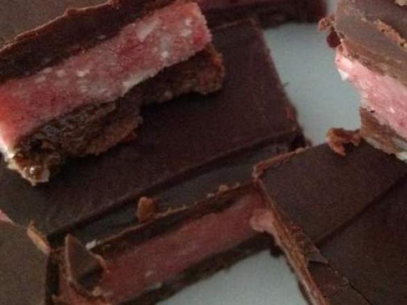 RAW FROZEN CHOCOLAT-STRAWBERRY SLICE