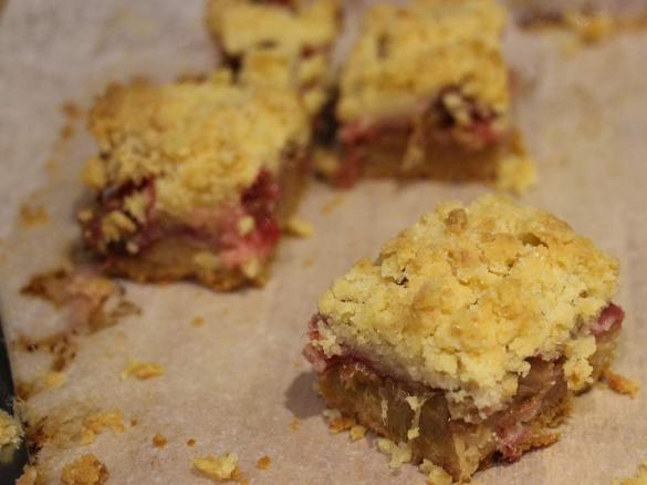 Rhubarb crumble slice
