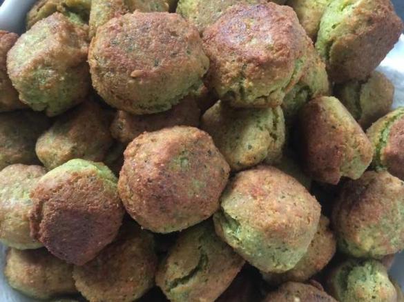 Felafel with mint yoghurt sauce