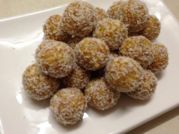 Healthy Apricot & Almond Balls