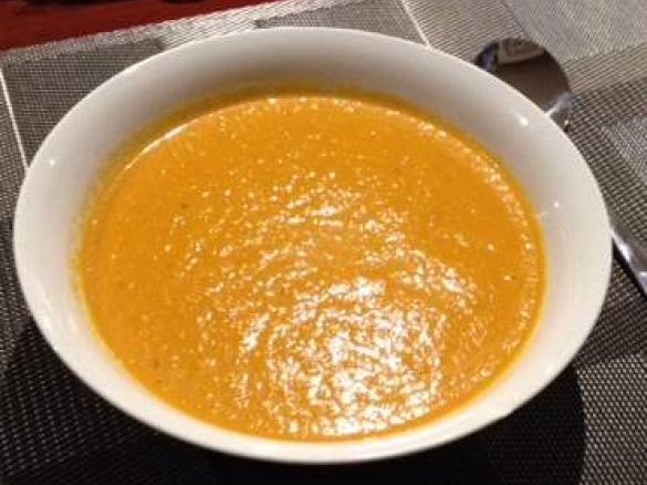 Creamy tomato and thyme soup