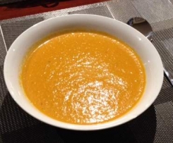 Creamy tomato and thyme soup