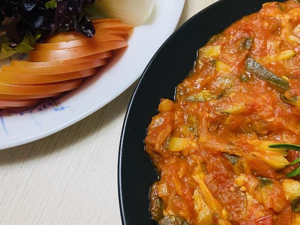 Zucchini with tomato (kosa a banadoura)