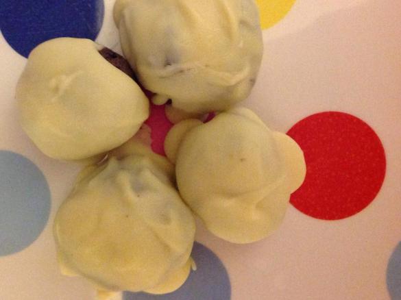 White chocolate Oreo cheesecake balls