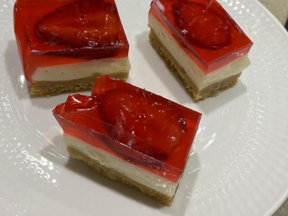 Strawberry jelly slice