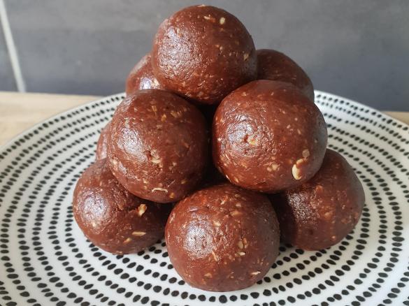 Quick Cacao & Peppermint Bliss Balls - Nut & Dairy Free