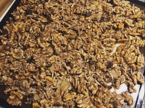 GLUTEN-FREE CINNAMON RAISIN GRANOLA