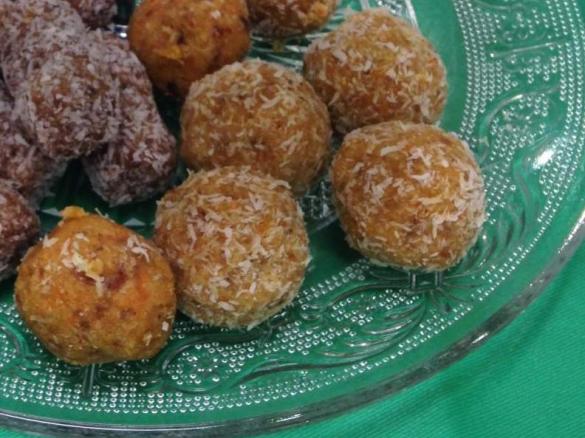 Carrot cake raw bliss balls (Wholefood Simply conversion)