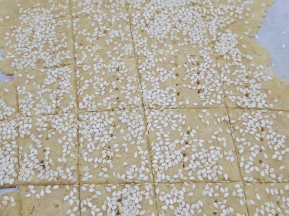 Keto microwave crackers