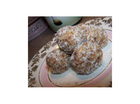 Date and Macadamia Bliss Balls