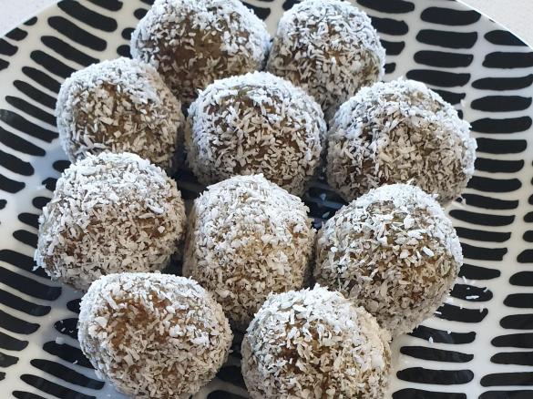Sticky Date Choc Bliss Balls