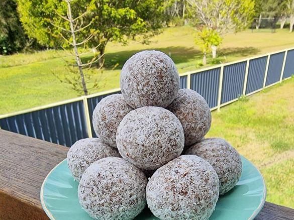 Bliss balls with a crunch