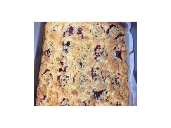 Plum cake with crumble