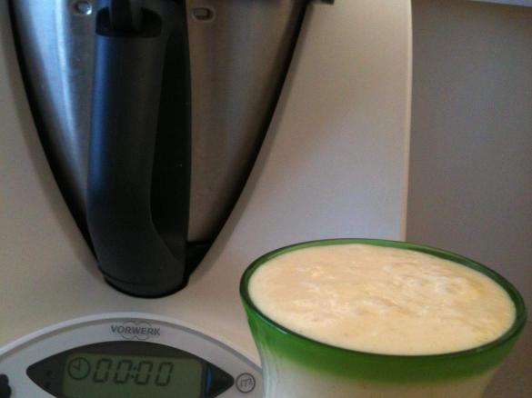 Mango banana smoothie