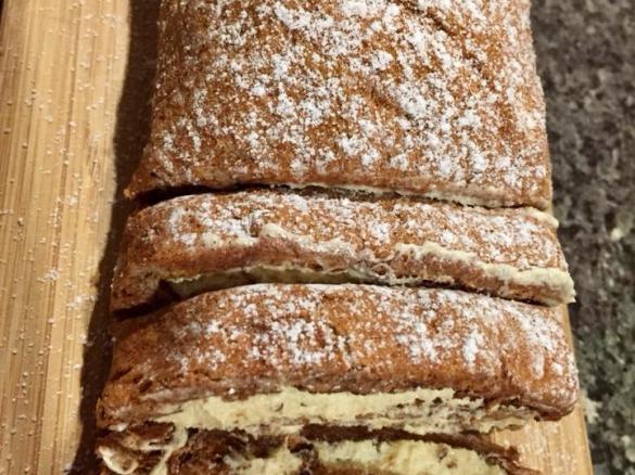 Spiced Meringue Roulade with LCHF variation