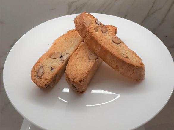 Italian almond biscuits "Cantucci"